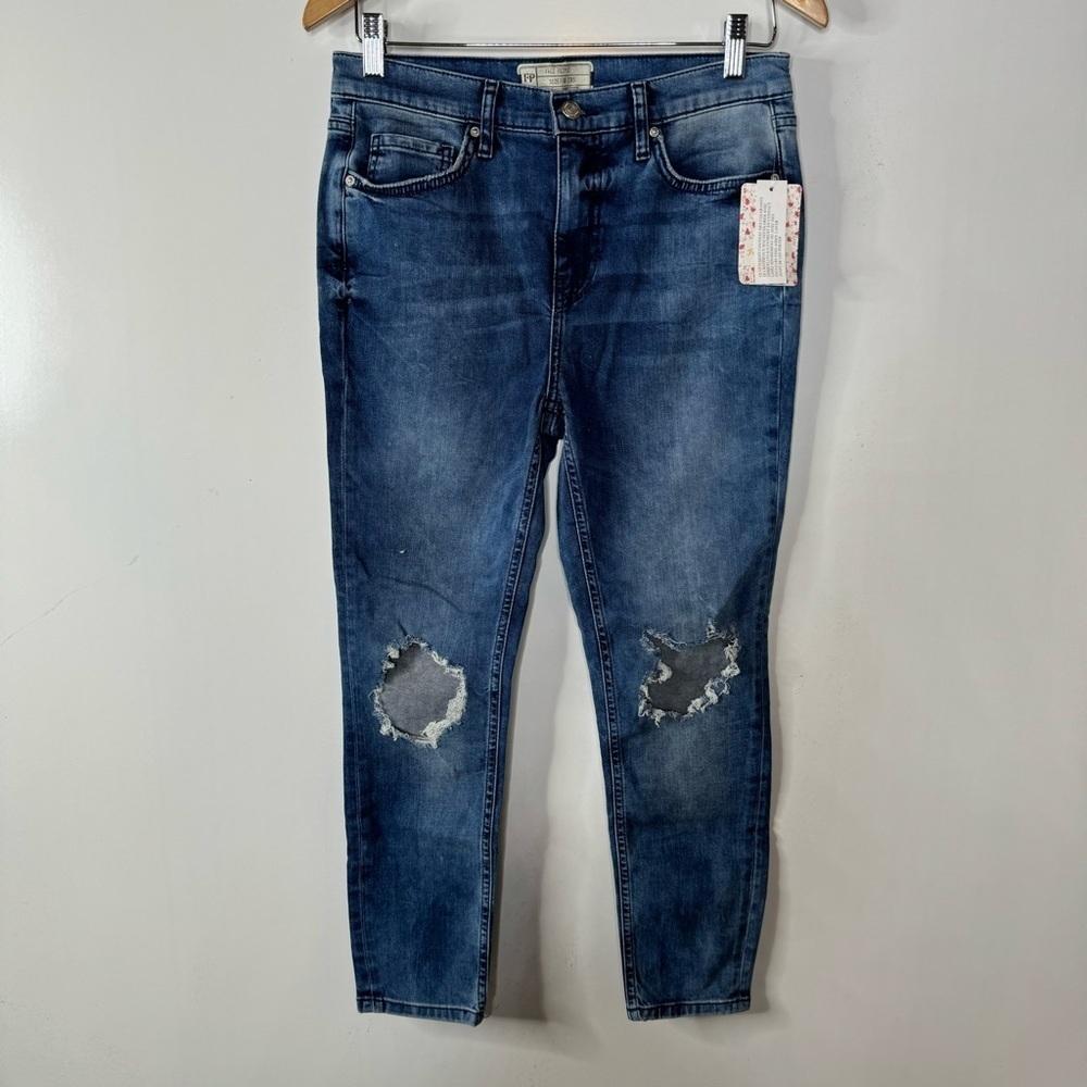 Free People NWT High Rise‎ Skinny Jeans with Busted Knees Size 29S